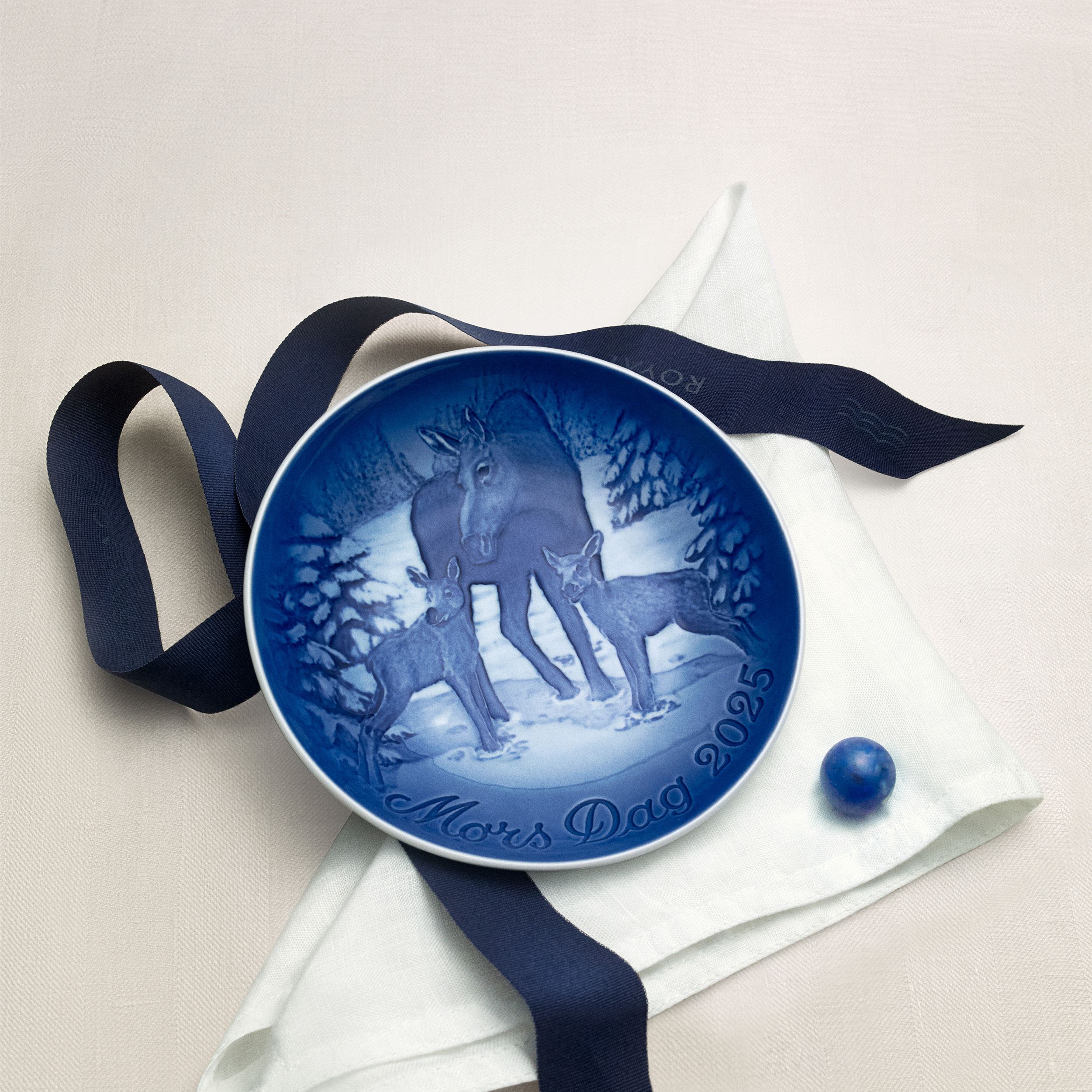 Bing & Grøndahl Mother's Day Plate 2025, Cow Moose with Calves, 15 cm