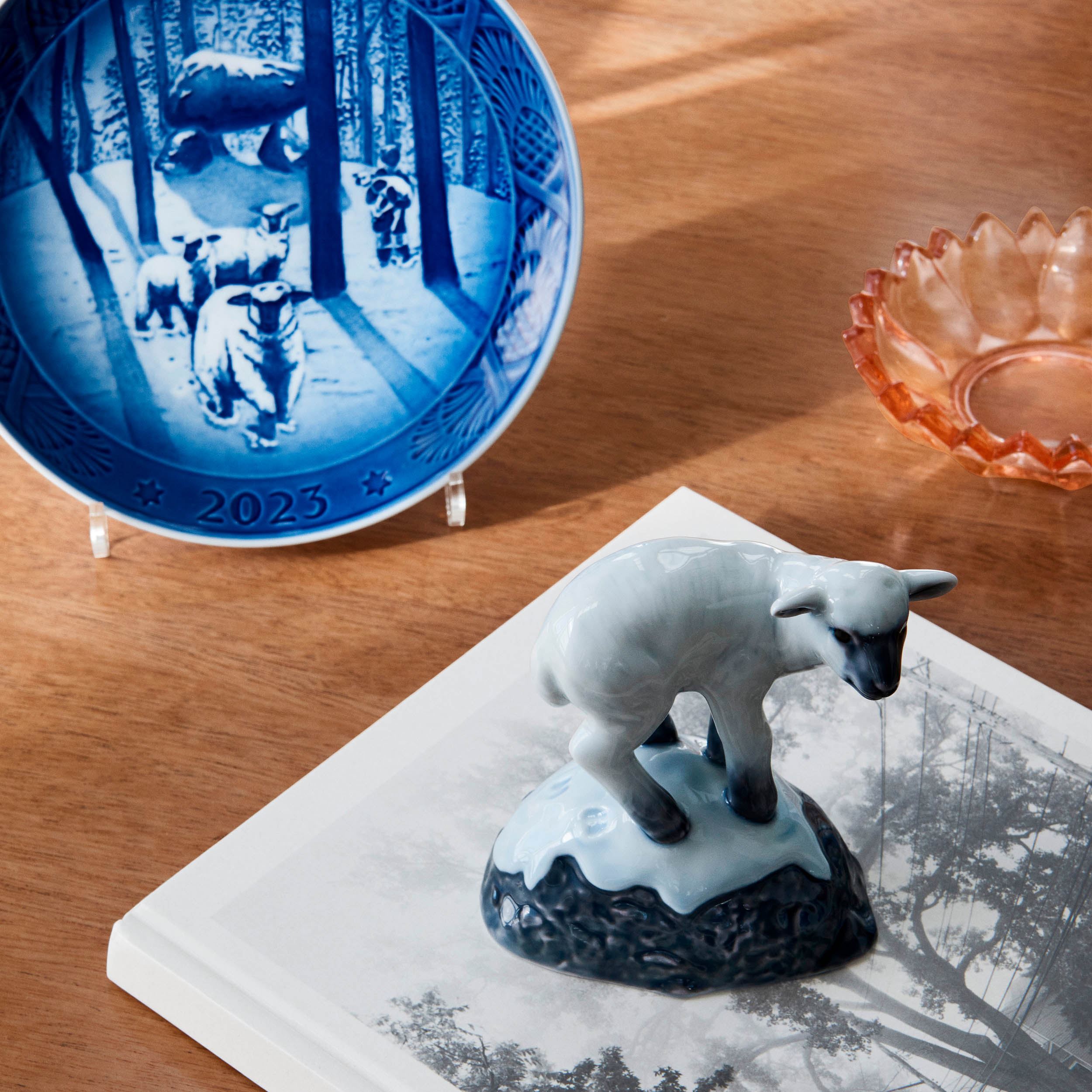Blue Collectibles Royal Copenhagen Christmas Plate 2023 - Christmas Time in the Forest 18 cm 