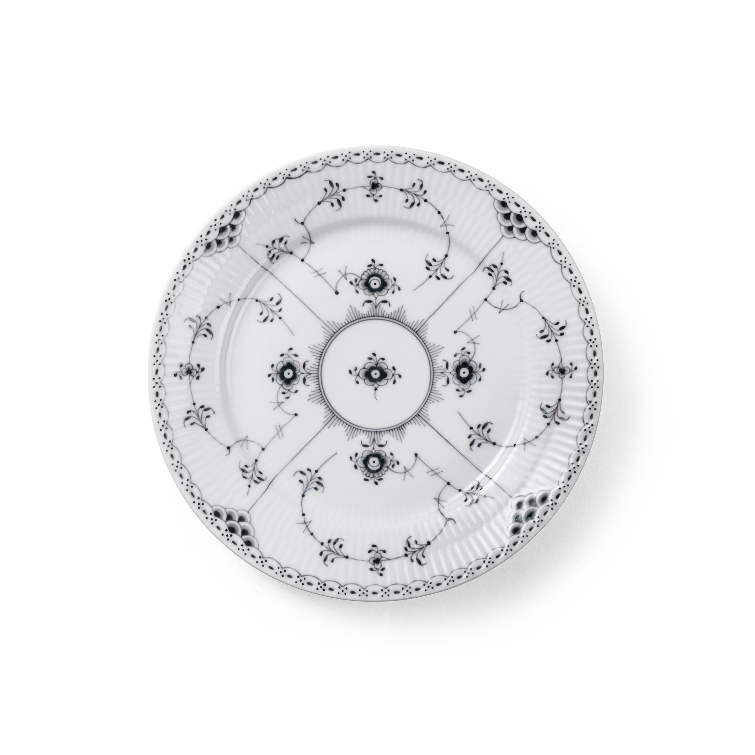 Black Fluted Half Lace Plate, 22 cm | Royal Copenhagen