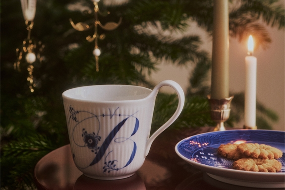 En Alfabet kop fra Royal Copenhagen foran et juletræ