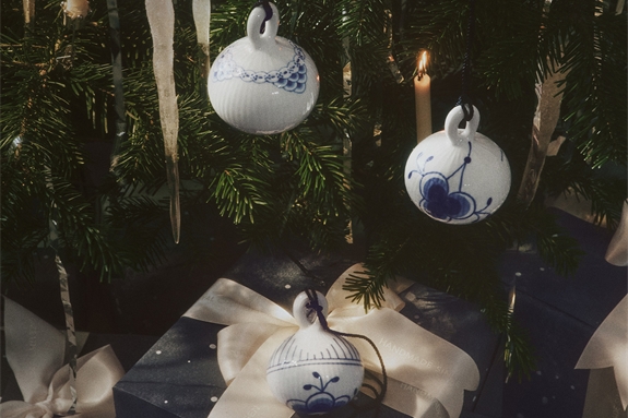 Julekugler fra Royal Copenhagen hængende på et juletræ