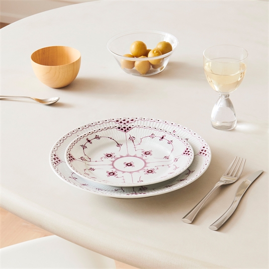 Et bord dækket med det eksklusive Purpur Musselmalet Riflet Halvblonde