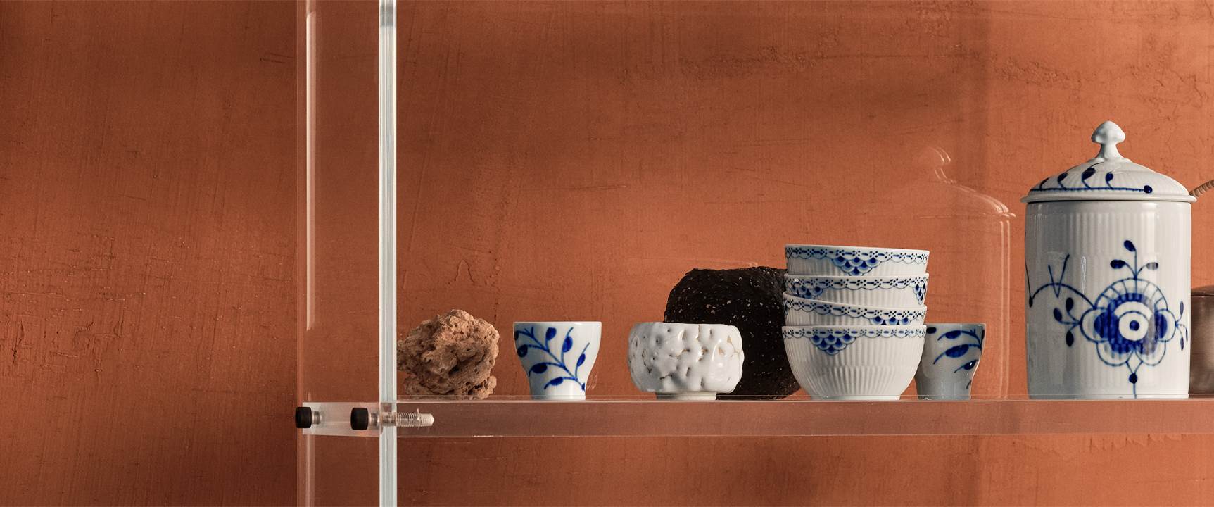 Blå Mega Riftlet æggebæger og opbevaringskrukke fra Royal Copenhagen på køkkenhylde