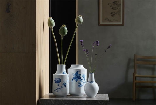 two blomst vases and a Princess vase on a table with flowers