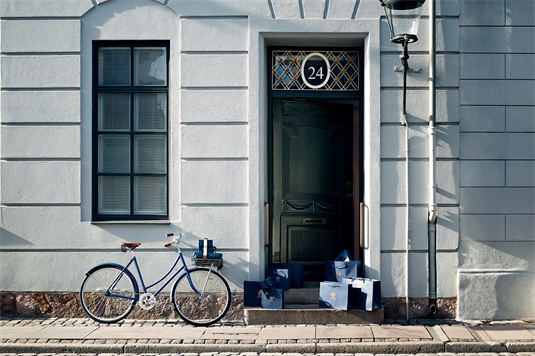 Royal Copenhagen bæreposer foran en hoveddør